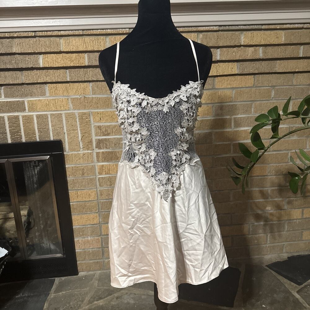 FLORA NIKROOZ Wedding NIght gown Satin Chemise Coquette Lace Applique Sz Medium